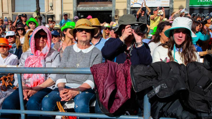 Público presenciando las Entradas en la plaza de España