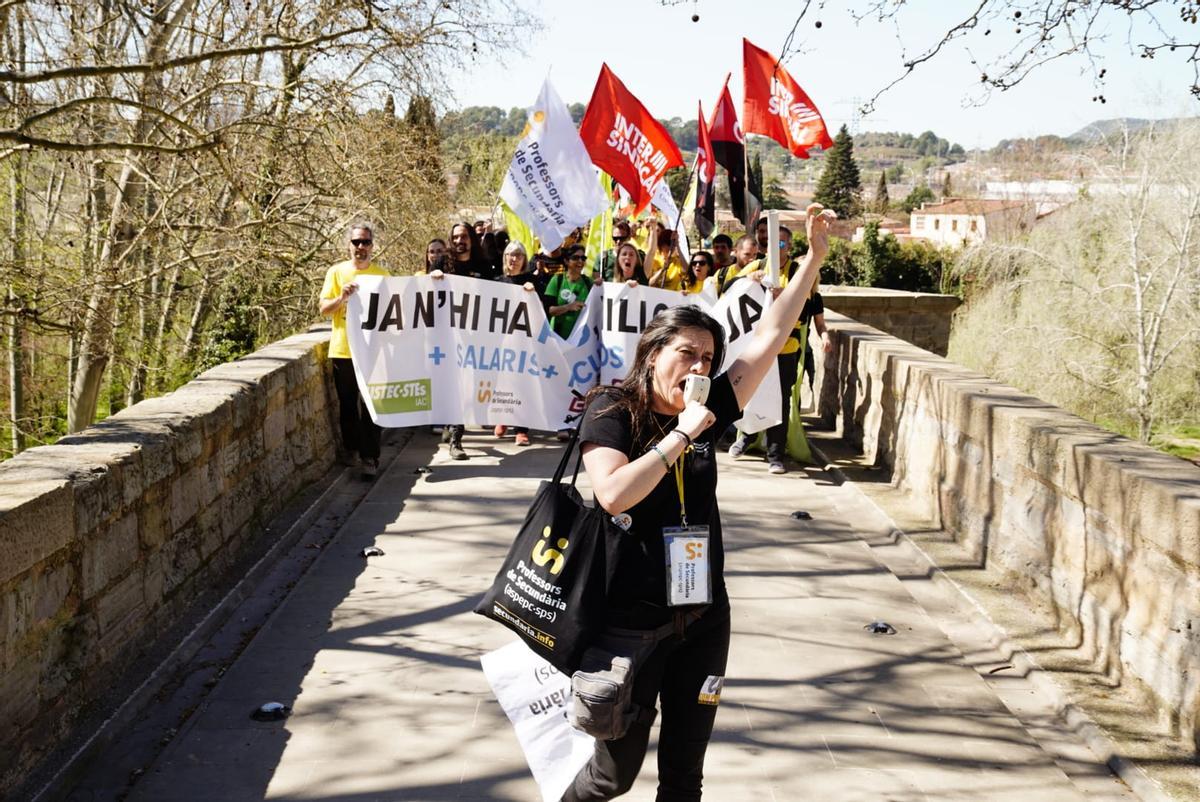 Professors avancen pel pont Nou cap a la carretera Cardona