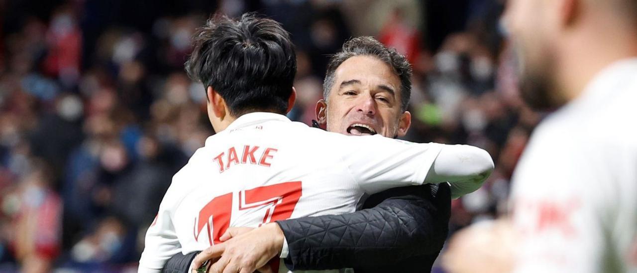 Take Kubo abraza al técnico Luis García tras el gol en el Wanda. |