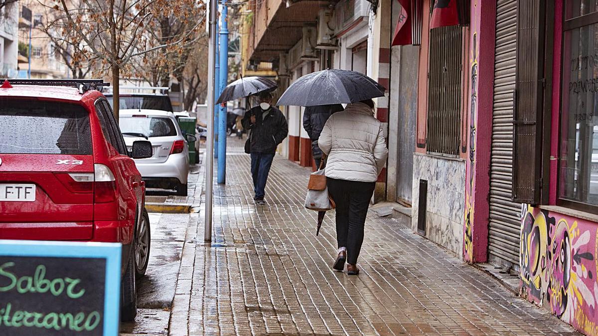 Algunos viandantes caminan por la calle Abú Masaifa de Xàtiva, ayer por la mañana | LEVANTE-EMV