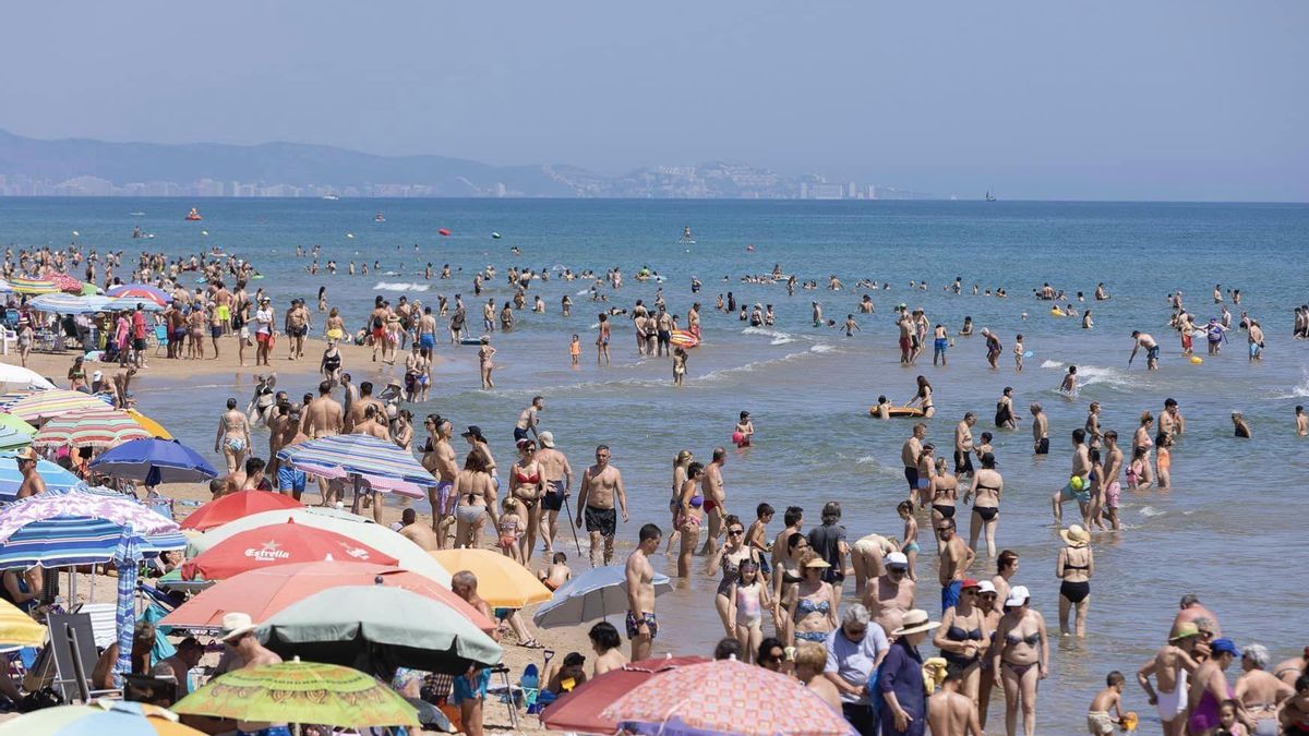 La platja de Gandia, abarrotada de gent en estes jornades d’intensíssima calor