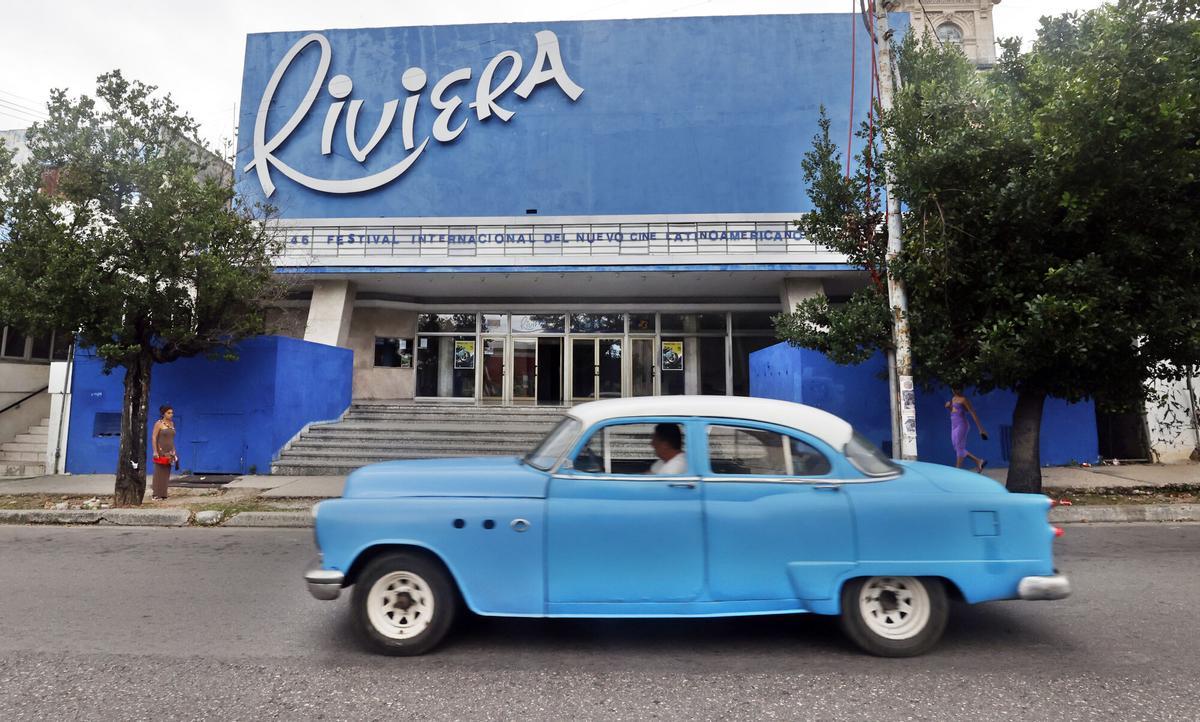Un vehículo antiguo fue captado este miércoles, 3 de noviembre, al transitar frente al Cine Riviera, una de las salas que acogerá a partir de este jueves el 46 Festival de Nuevo Cine Latinoamericano, en La Habana (Cuba).