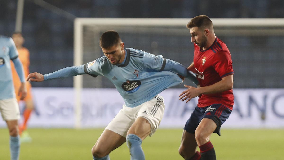 Okay pugna con Moncayola en su último partido como celeste, el pasado miércoles ante Osasuna.