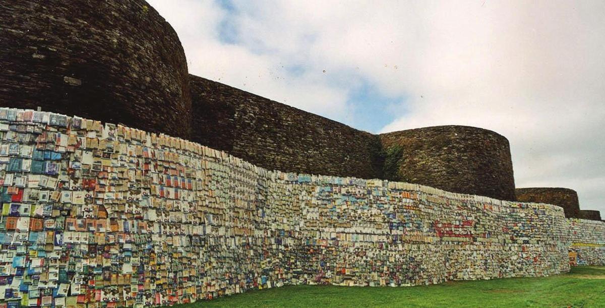 Vista parcial de la Muralla de Lugo rodeada de libros de la iniciativa Cúmulum en el año 2000, en foto de archivo Foto: EC