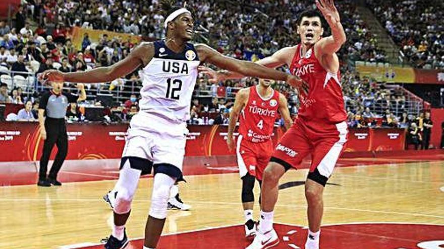 Ersan Ilyasova (dreta) va superar durant tot el partit Myles Turner