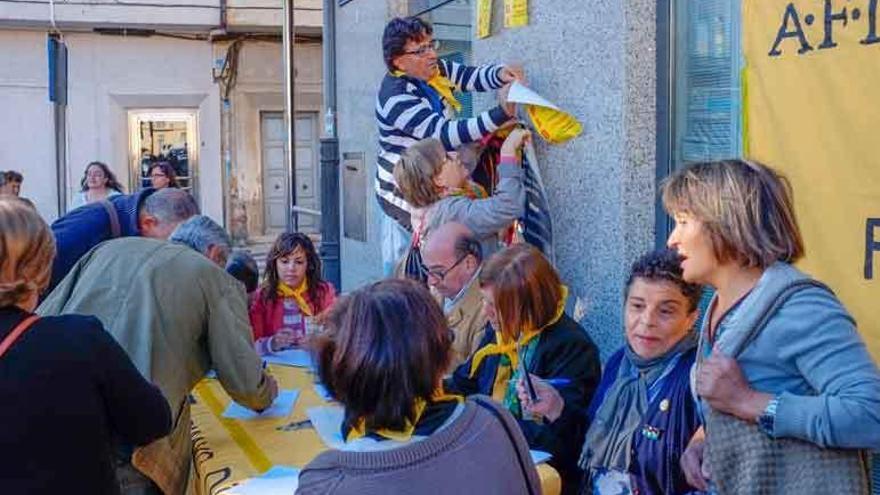 Miembros de Afibe recogen firmas en Las Eras.