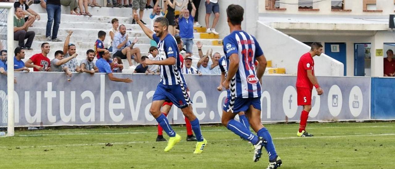 El delantero del Alcoyano Pau Franch, ayer, celebra su primer gol del curso contra el Recambios Colón.