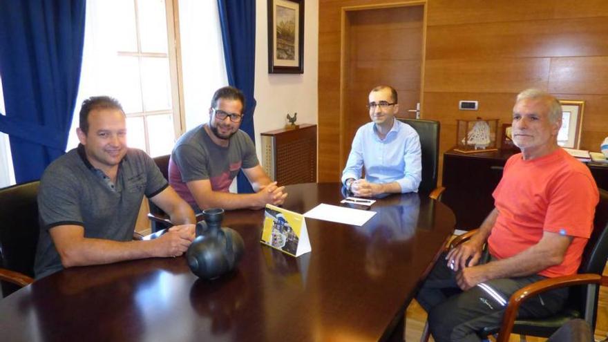 Javier Pertierra, Andrés García, José Víctor Rodríguez y Armando Marinho, ayer, en el despacho de Alcaldía.