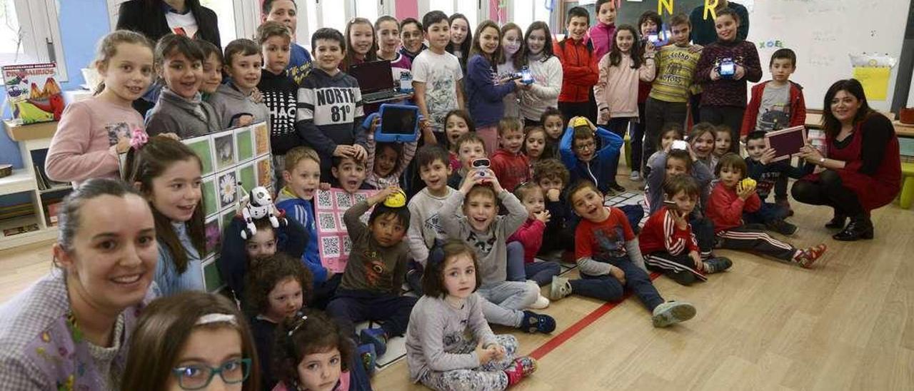 Alumnos del CEIP de Vilatuxe posan con los robots y las tablets que emplean para guiarlos en las aulas. // Bernabé/Javier Lalín