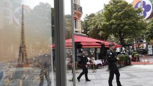 Agentes de policía patrullan la avenida de los Campos Elíseos, este martes.