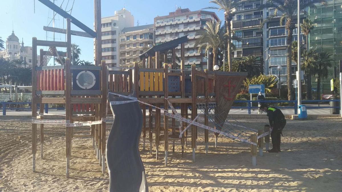 Parque infantil ubicado en la playa de Alicante y precintado debido al covid