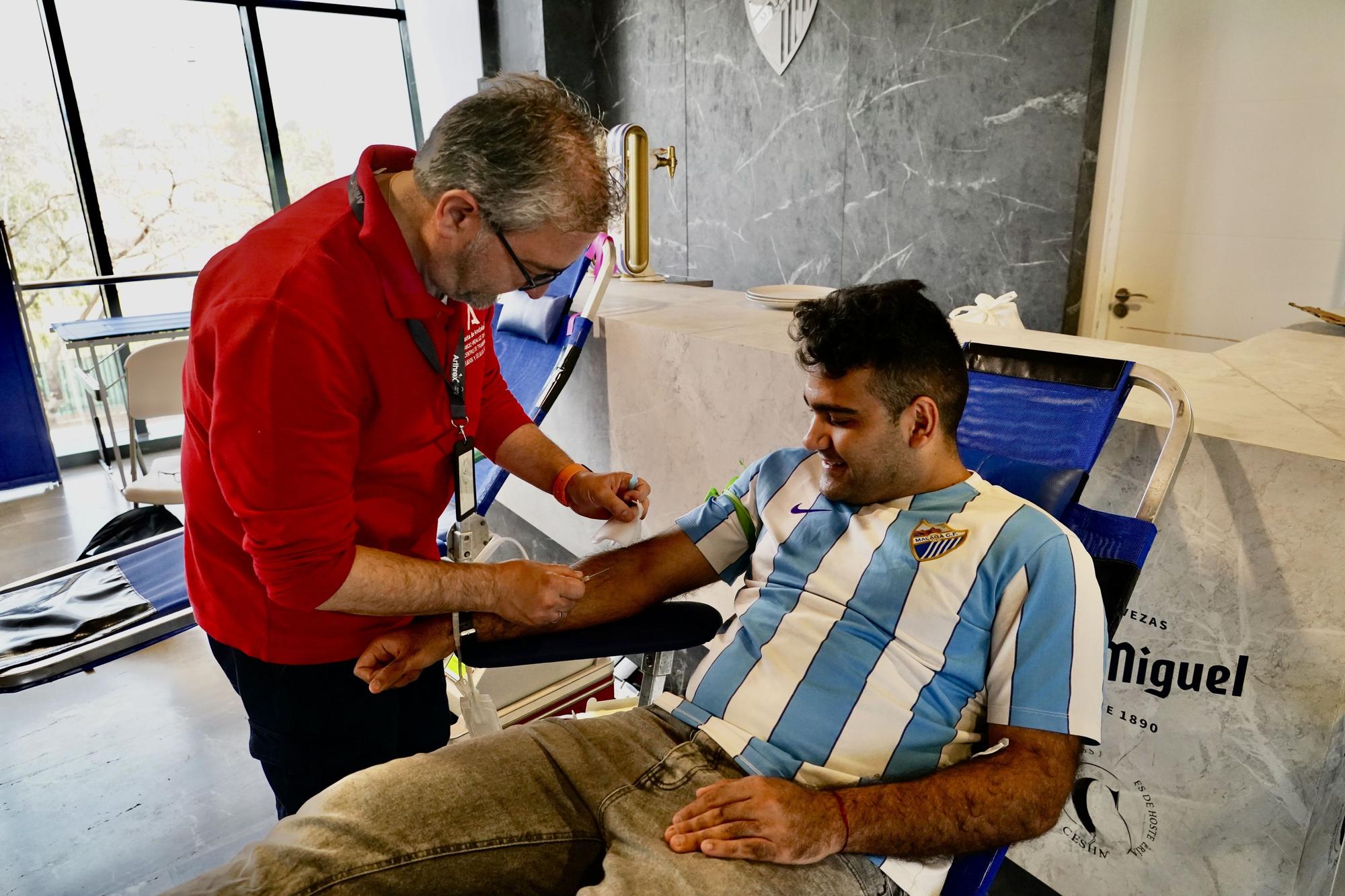 Aficionados del Málaga CF donan sangre en el estadio de La Rosaleda.
