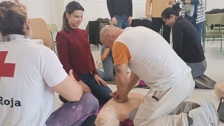 Cruz Roja enseña a las alumnas del CEPA Viriato técnicas de primeros auxilios