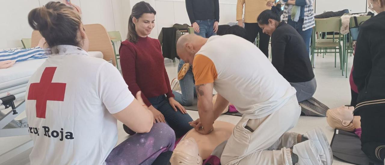 Cruz Roja enseña a las alumnas del CEPA Viriato técnicas de primeros auxilios.