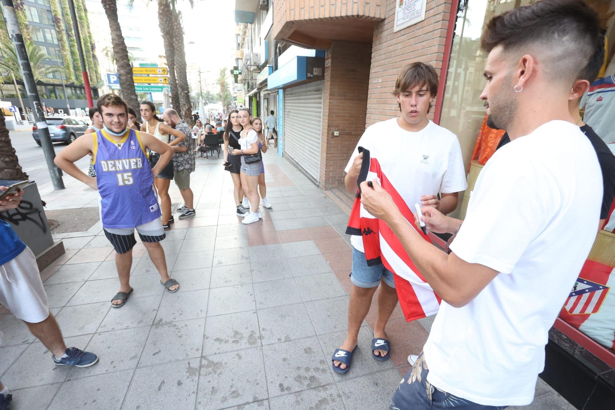 Firma de los jugadores Hércules en el espacio Aribarca Pop-Up Store