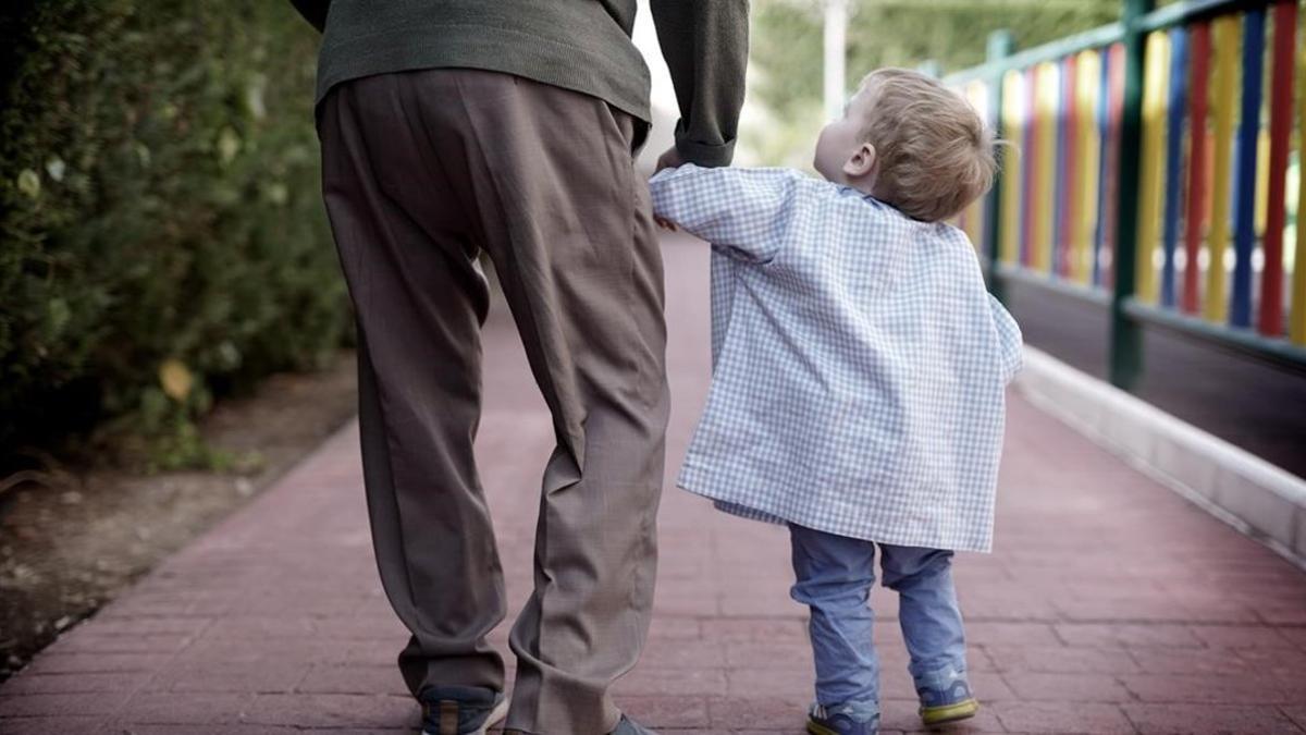 La residencia para la tercera edad Orpea, en Meco (Madrid), tiene guardería en el mismo edicio para que ancianos y bebés realicen actividades conjuntas.