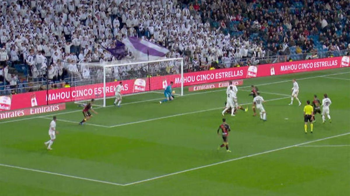 Doble parada de Courtois para salvar al Madrid en el último minuto