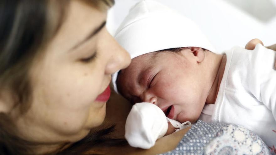Alejandra es la primera niña nacida en 2017 en Madrid.
