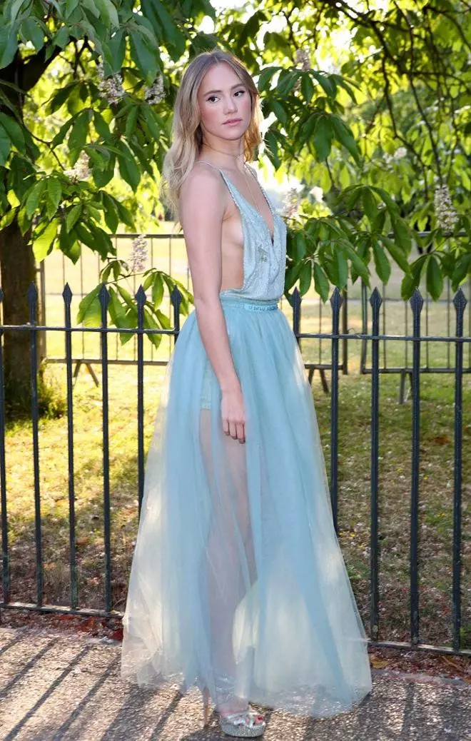 Suki Waterhouse, la más sexy de la fiesta de la galería Serpentine
