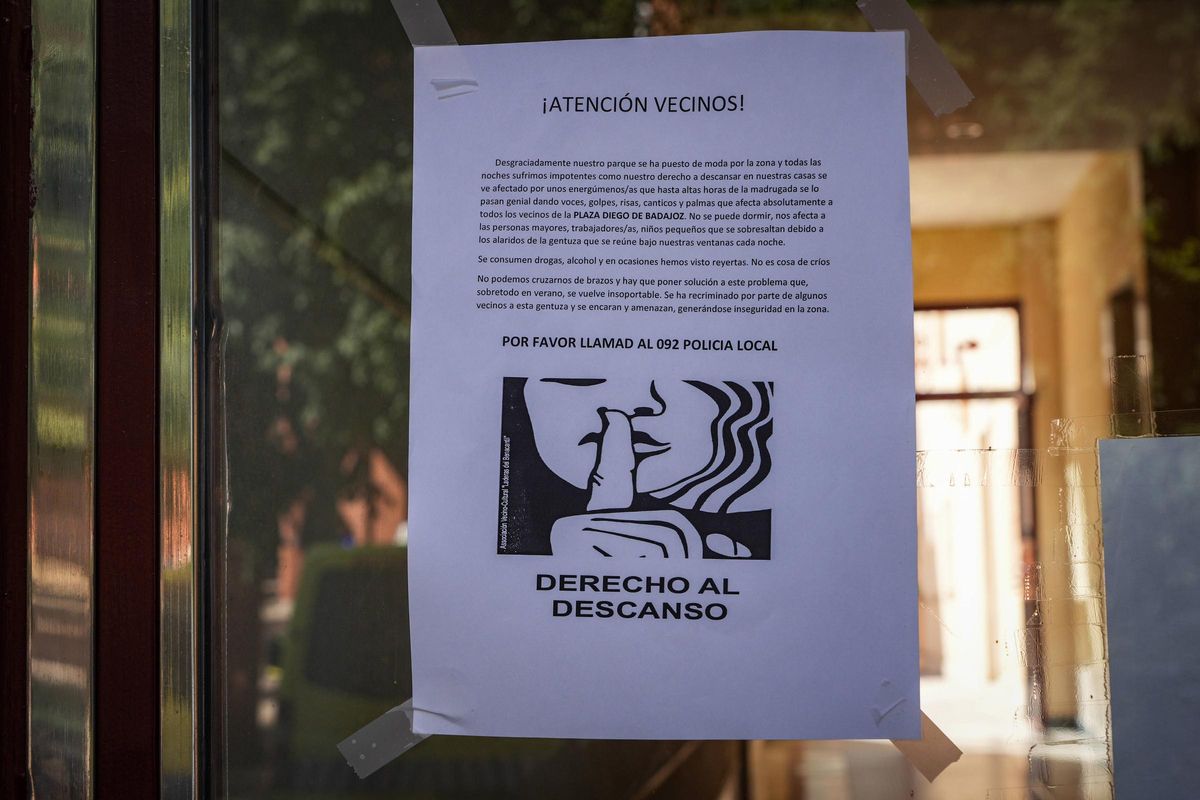 Cartel de denuncia vecinal en la plaza Diego de Badajoz.