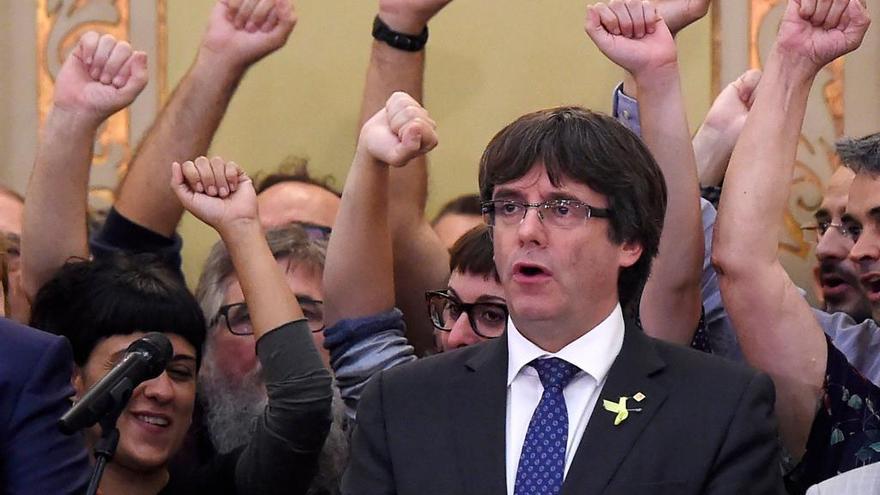 Puigdemont canta &#039;Els Segadors&#039; en una imagen de 2017.