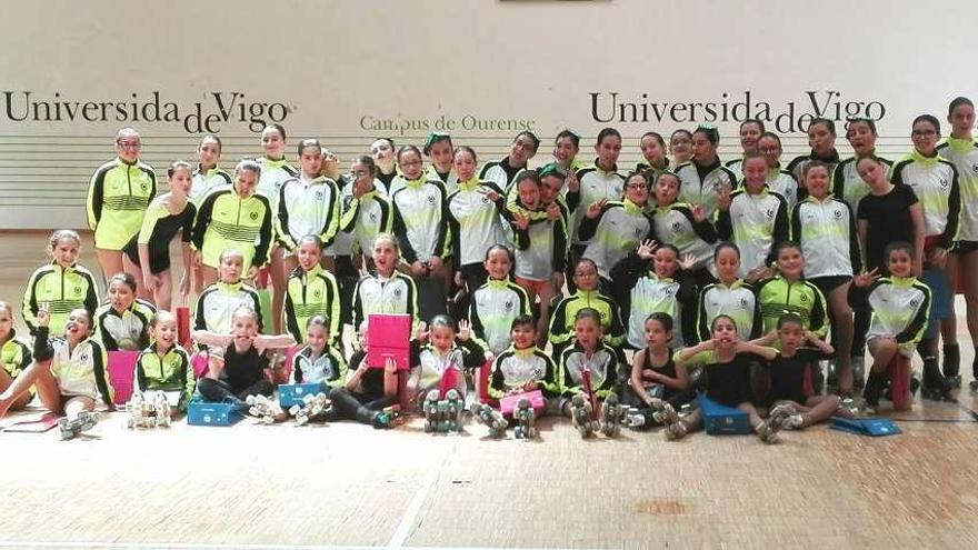 Foto de familia de los componentes del Club Deportivo Ourela. // FdV