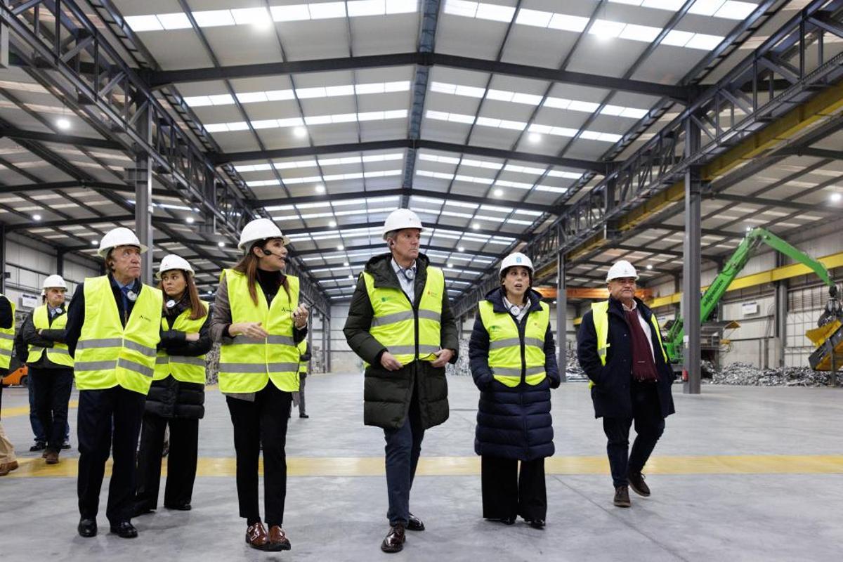 El presidente de la Xunta, Alfonso Ruieda, durante su visita a la nueva planta