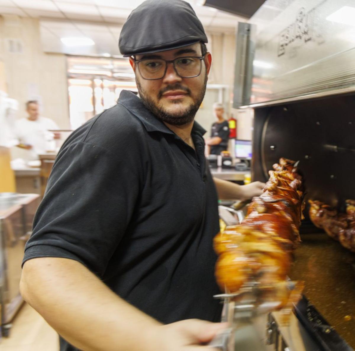 Ginés Sánchez, en el asadero de pollos La Fuente, en Cartagena. | IVÁN URQUÍZAR