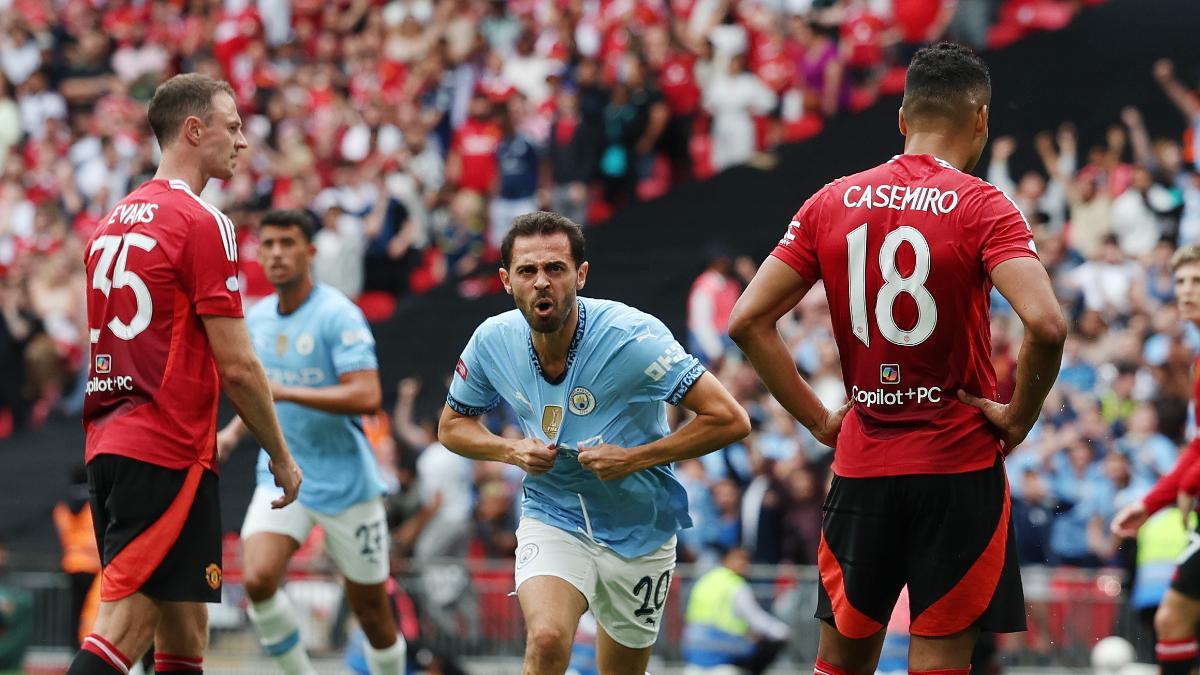 Bernardo Silva celebra el tanto que forzaba los penaltis en la final de la Community Shield