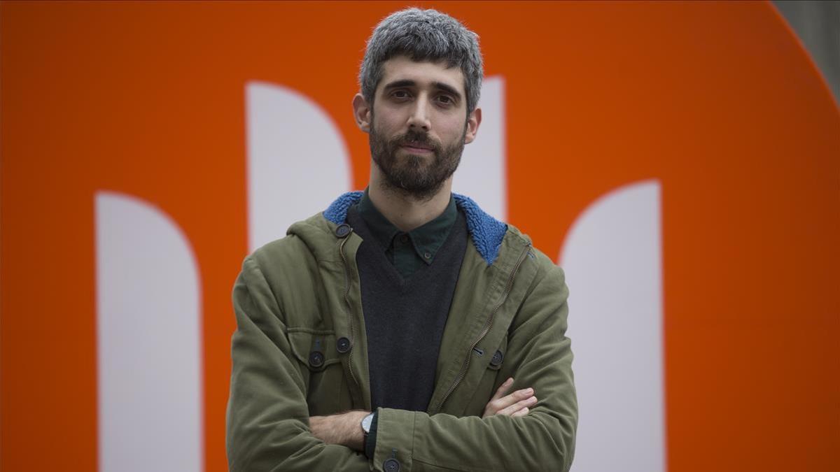 El escritor Víctor García Tur, en el 2018, cuando ganó el premio Mercè Rodoreda.