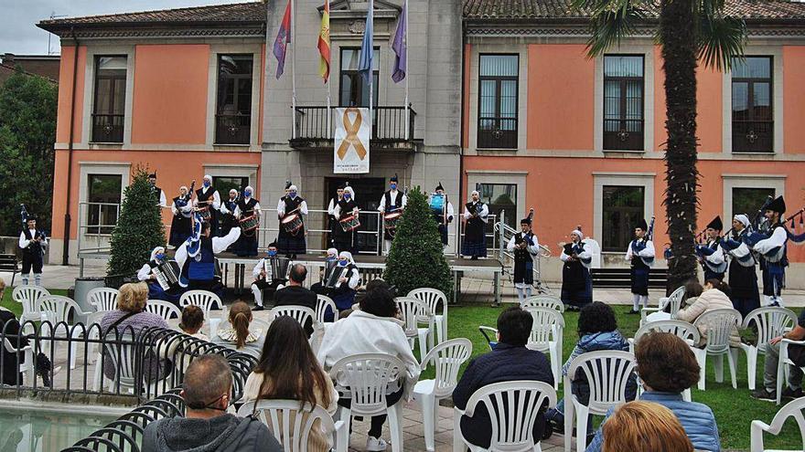 Un momento de la actuación de la Banda de Gaitas &quot;Ciudad de Oviedo&quot;.