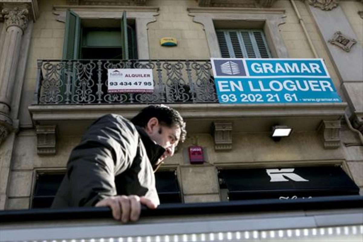 Anuncio de un inmueble en alquiler, en el Eixample de Barcelona, en el 2015.