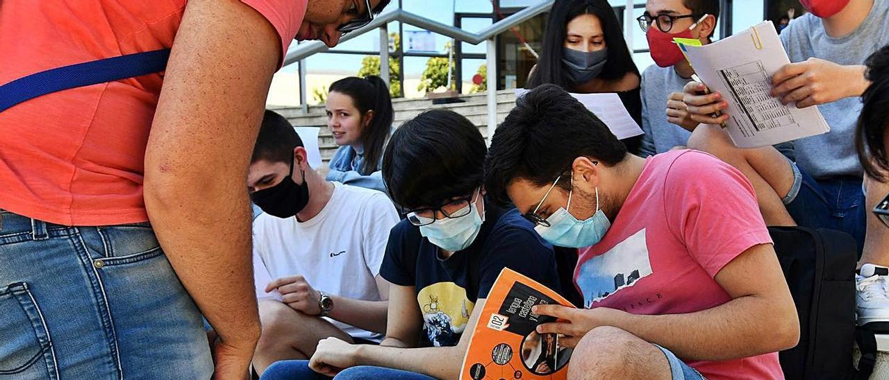 Varios estudiantes repasa los apuntes antes de la ABAU del pasado año en el campus.