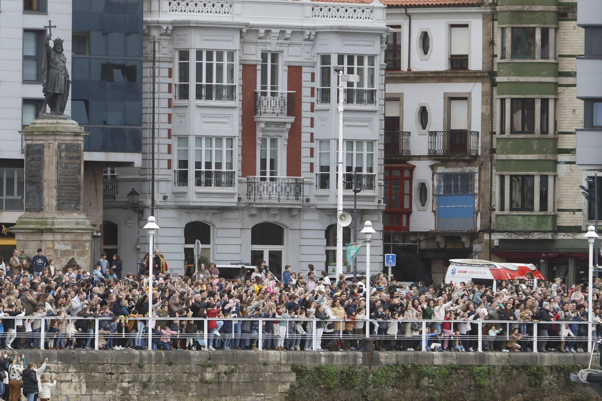 En imágenes: Los Reyes Magos desembarcan en Gijón