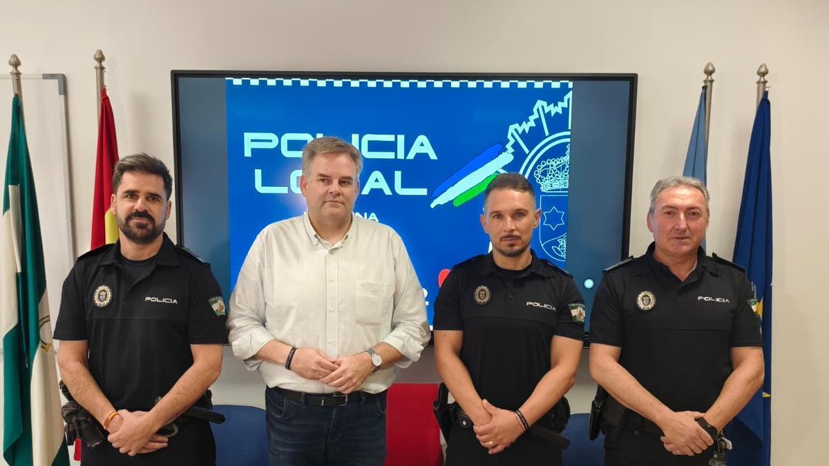 Ángel Novillo y varios agentes de la Policía Local, tras la rueda de prensa.
