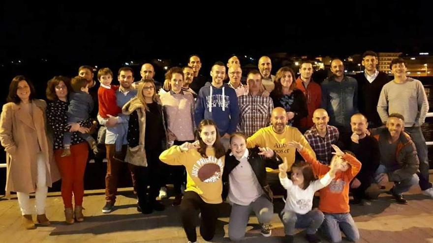 Foto de familia de algunos miembros del club DC Luanco, tras la cena de hermandad.