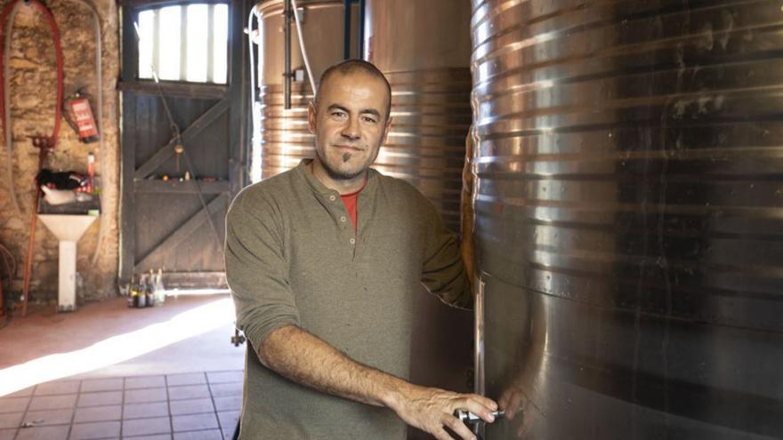 Salvador Batlle amb les tines on es conserva el vi.  | EDUARD MARTÍ