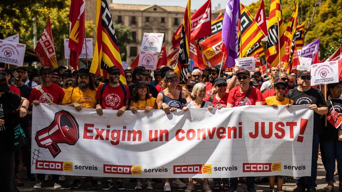 BARCELONA 16/06/2022 Economía. Manifestación de trabajadores del sector servicios contra los bloqueos de los convenios de supermercados, call Centers o oficinas, entre otros. FOTO de ZOWY VOETEN