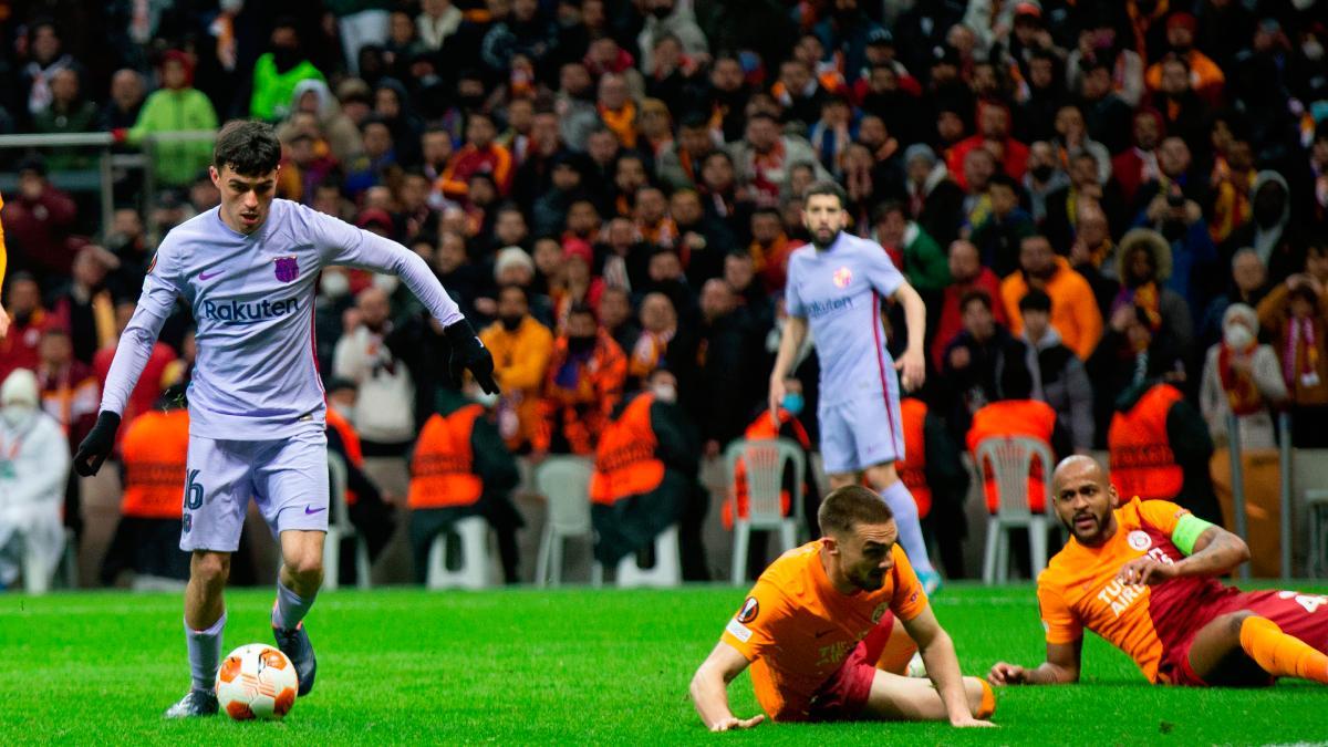 Galatasaray - FC Barcelona | ¡Jordi Alba recibió botellazos desde la grada y se encaró!