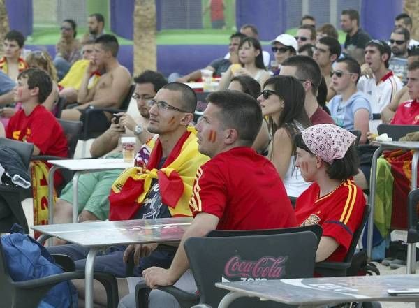 La afición zaragozana apoya a España en su debut en Las Playas