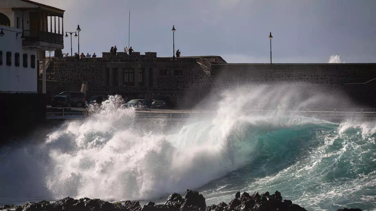 Prealerta por fenómenos costeros en las islas occidentales y Gran Canaria: se esperan olas de más de 3 metros