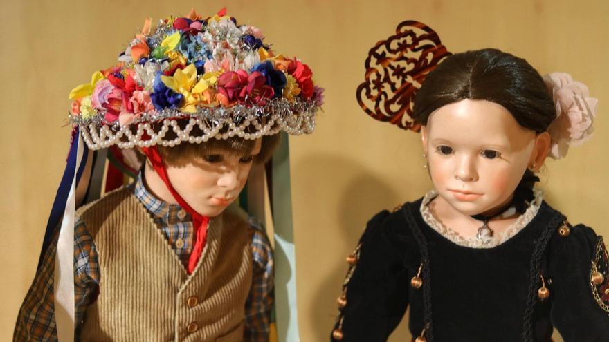 Exposición de doña Urraca sobre muñecos ataviados con indumentaria tradicional