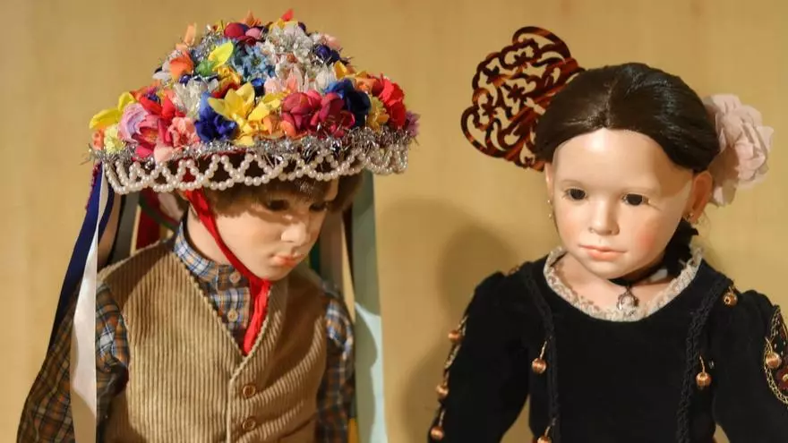 Exposición de doña Urraca sobre muñecos ataviados con indumentaria tradicional