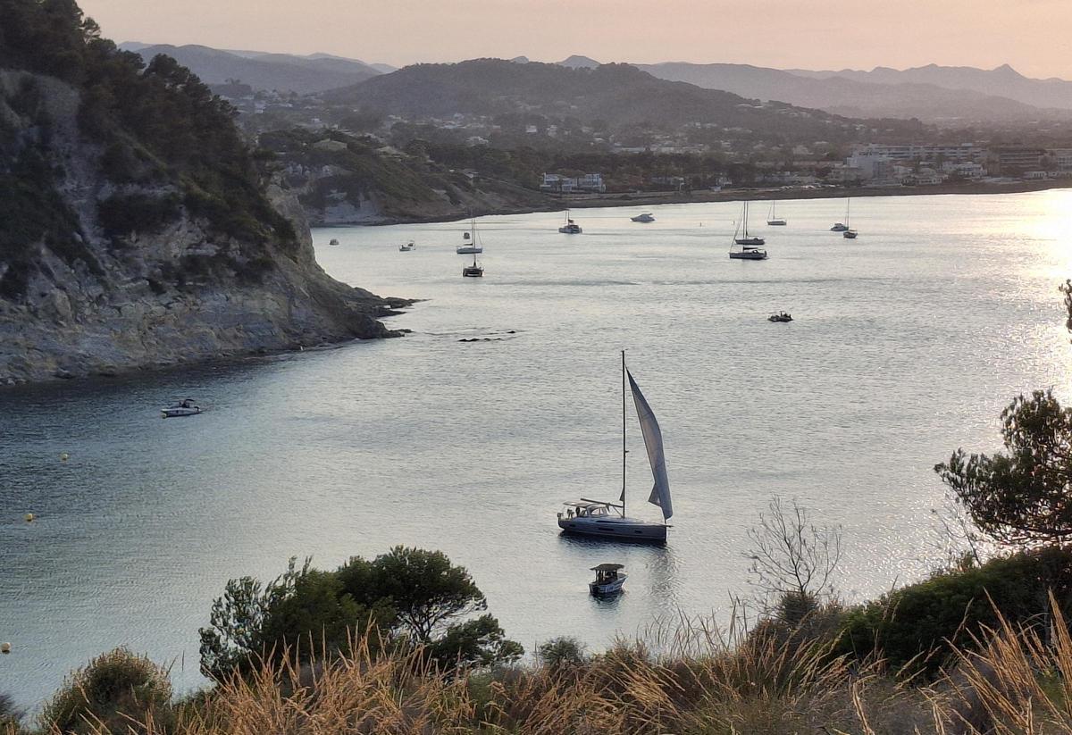Las embarcaciones ya empiezan a fondear en esta ensenada que en verano está atestada de turismo náutico