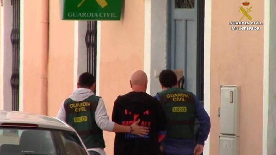 Agentes de la UCO con el fugitivo ruso apresado en Sant Joan.