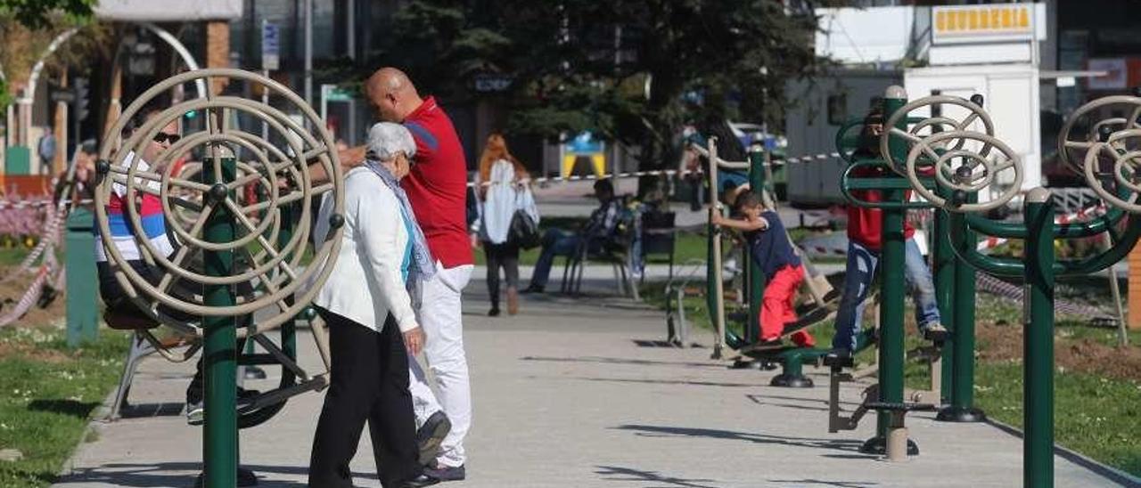 Usuarios de los aparatos de gerontogimnasia en el parque de Las Meanas, antes del aislamiento.