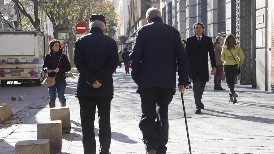Mayores pasean en el bulevar del Gran Capitán, en una imagen de archivo.