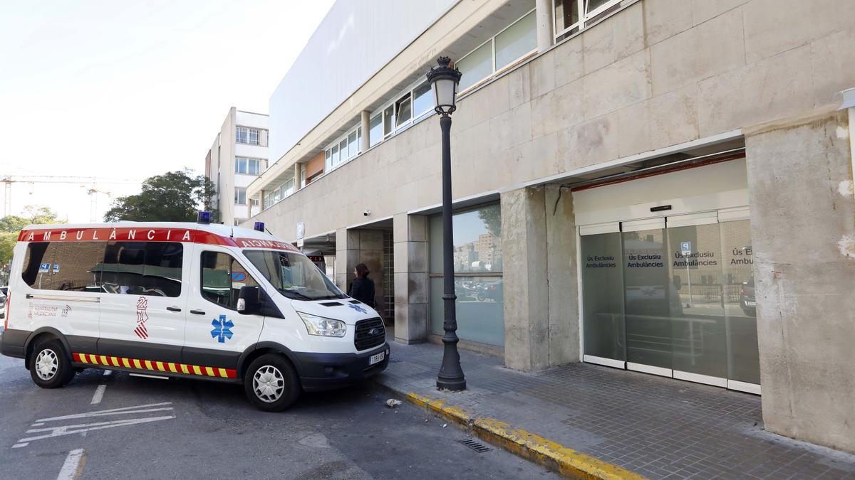 Puerta de urgencias del Hospital Clínico de València