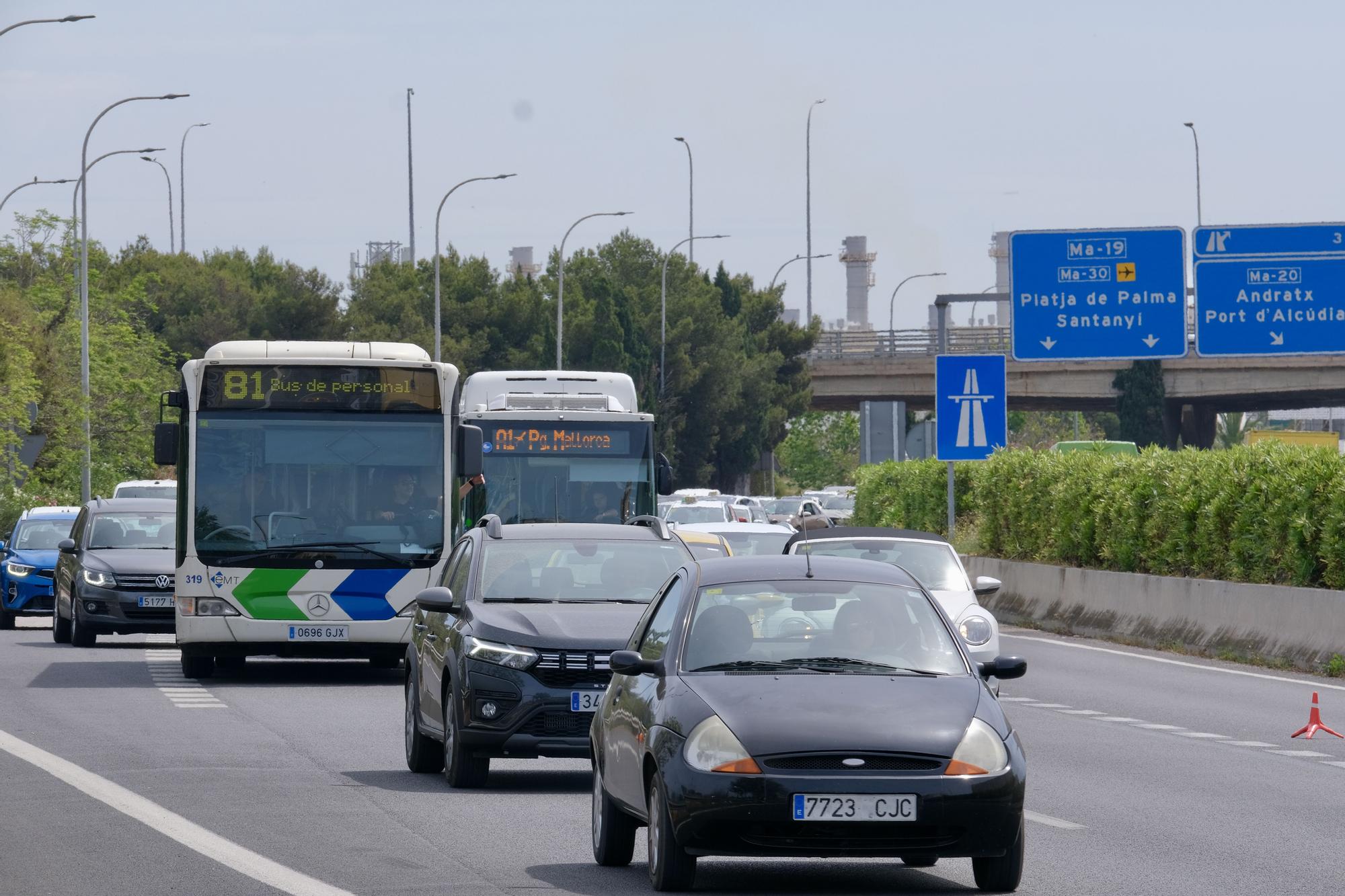 Las fotos del monumental atasco en los accesos a Palma por un autobús averiado en el carril VAO