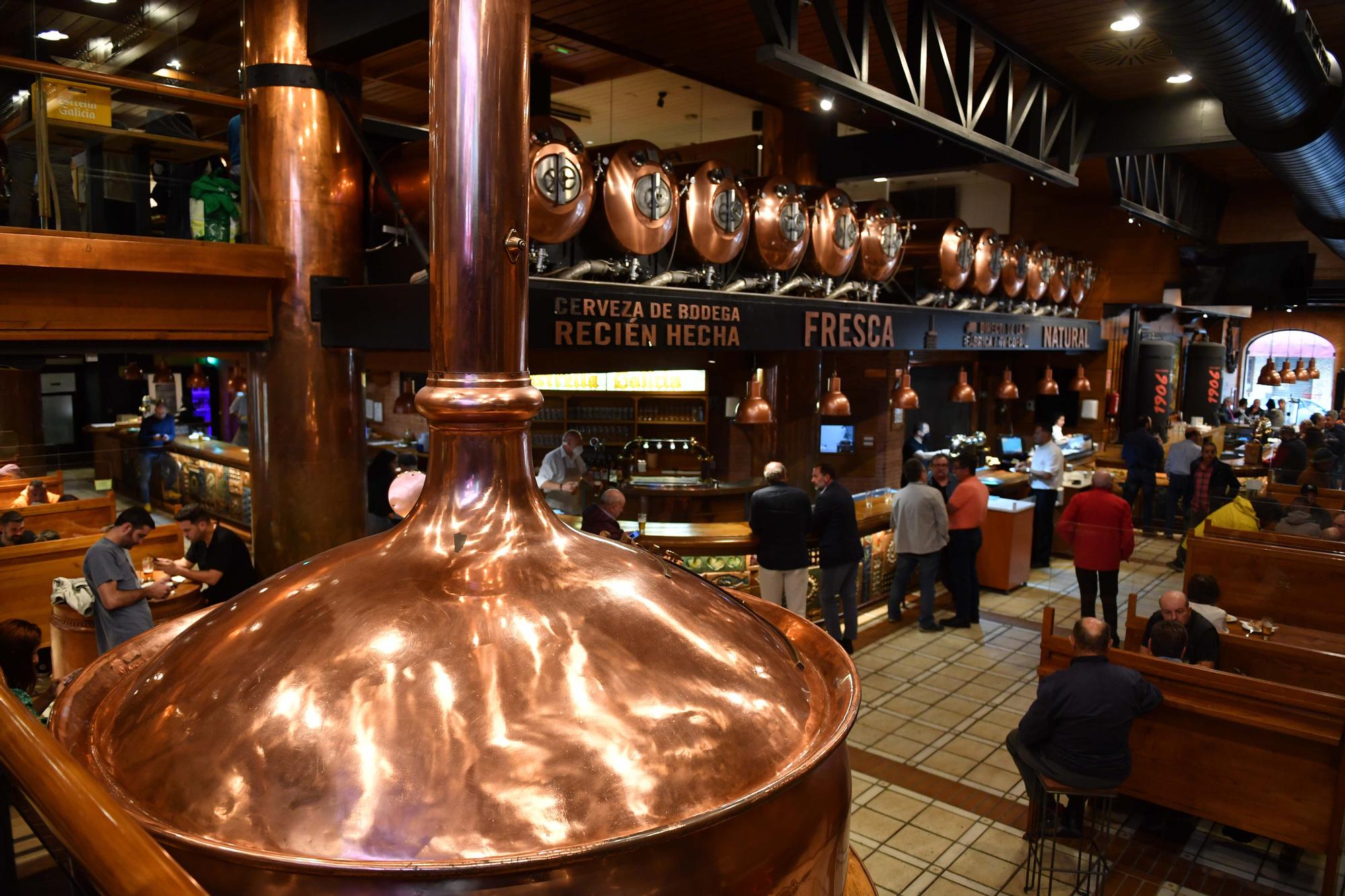 La plantilla del Liceo celebra su título de OK Liga en la cervecería de Estrella Galicia en Cuatro Caminos.